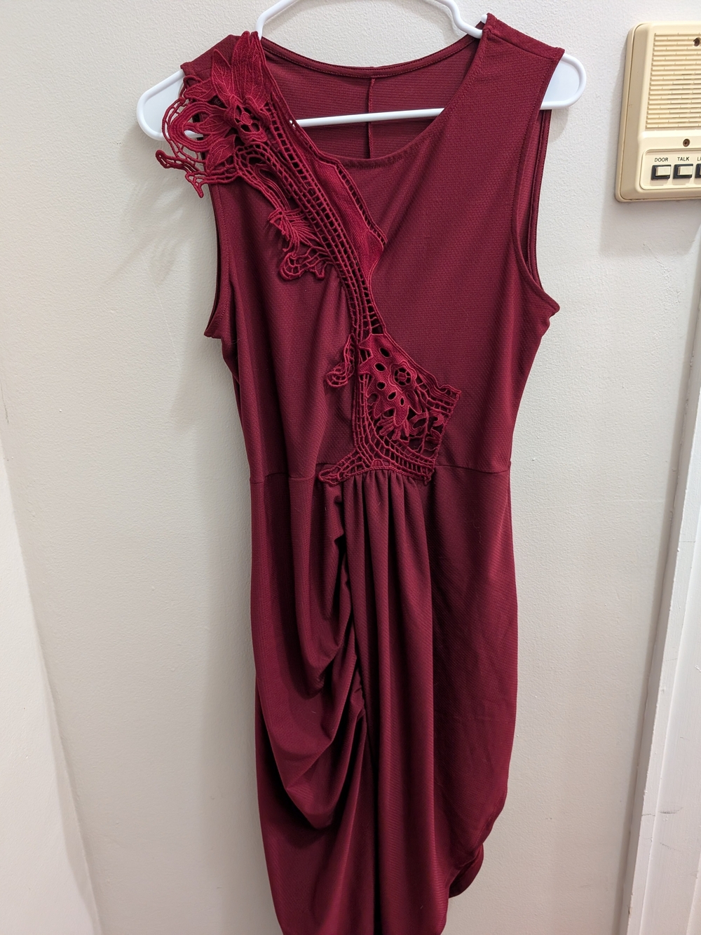 MODAS DONA Draped Lace Midi Dress in Burgundy
